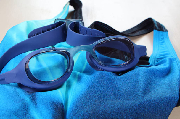 Zwemmen bril en een zwempak - Foto, afbeelding