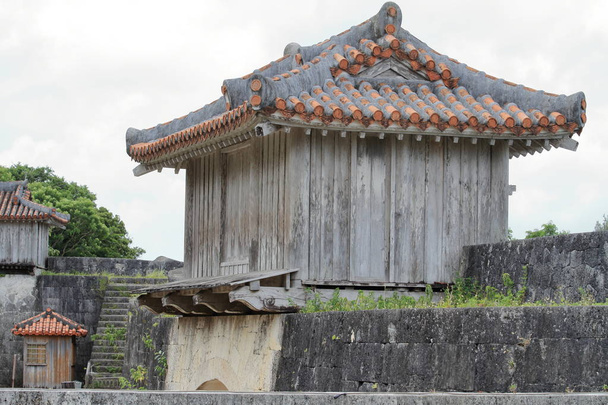 Kyukeimon en el Castillo de Shuri, Naha, Okinawa, Japón
 - Foto, imagen