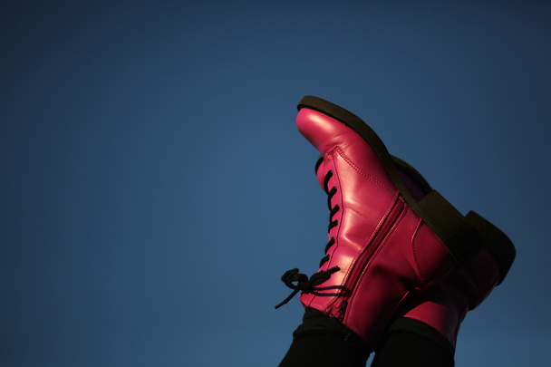 rode vrouwelijke schoenen op een voet - Foto, afbeelding