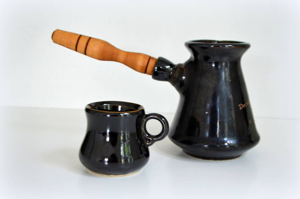 Cezve. Turka con ceramica per tazze di caffè e caffè
 - Foto, immagini