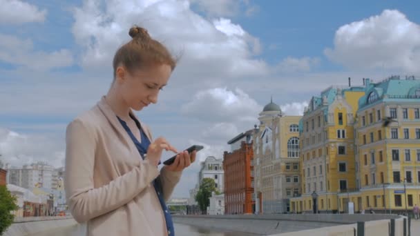 Frau nutzt Smartphone - Filmmaterial, Video