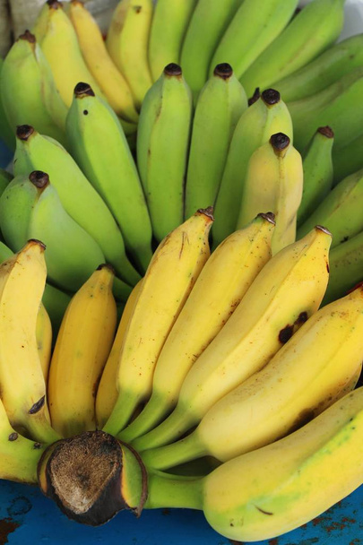 ripe banana is delicious in the market - Фото, изображение