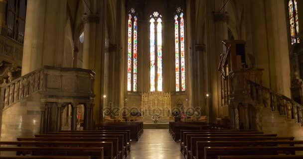Interior gótico da Catedral de San Donato. Arezzo, Toscana (Itália
) - Filmagem, Vídeo