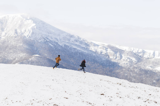 Pareja de turistas en las montañas de invierno
 - Foto, Imagen