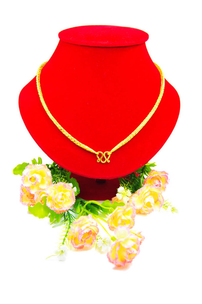 Zlatý náhrdelník na červenou látkou izolované na bílém - Fotografie, Obrázek