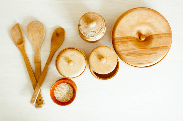 Kochutensilien aus Holz auf einem weißen Tisch. - Foto, Bild