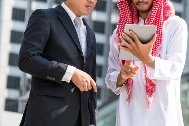 Arabische man en zakelijke man discussie - Foto, afbeelding
