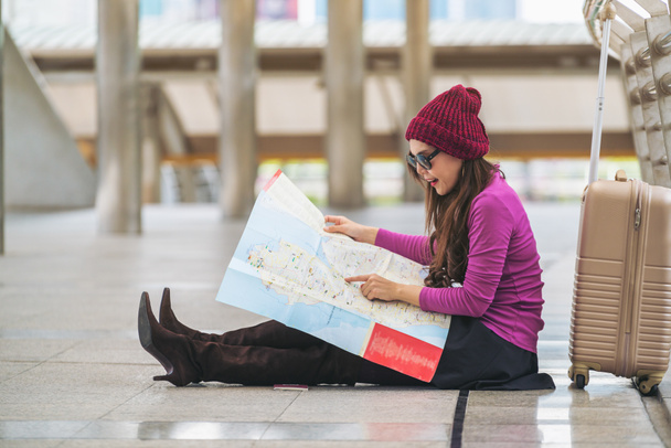 Mujer viajero mirando el mapa de viajes
 - Foto, Imagen