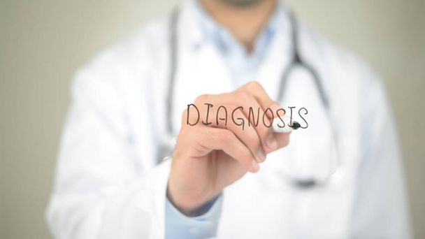 Diagnosi, Medico che scrive sullo schermo trasparente
 - Foto, immagini
