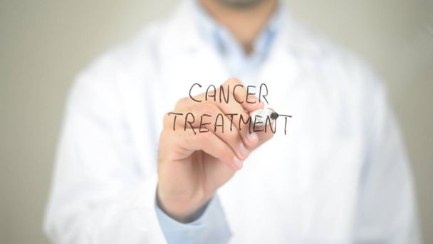 Tratamento do câncer, médico escrevendo na tela transparente
 - Foto, Imagem