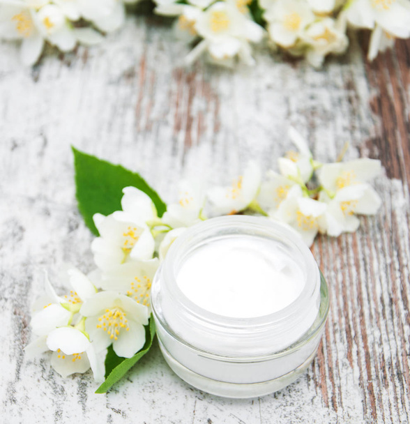 Moisturizing cream with jasmine flowers - Фото, изображение