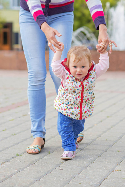 A baby boy walks with mom - Fotografie, Obrázek
