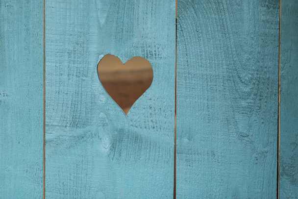 Corazón en un fondo azul de madera
 - Foto, Imagen