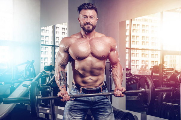 Knappe macht atletische man op dieet opleiding oppompen van spieren - Foto, afbeelding