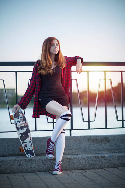 girl with  skateboard - Fotoğraf, Görsel