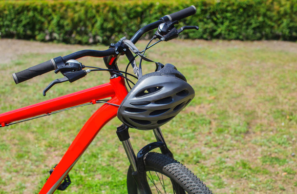 Το μπροστινό μέρος του ποδηλάτου είναι κόκκινο-τροχό, τροχό και το πλαίσιο - Φωτογραφία, εικόνα