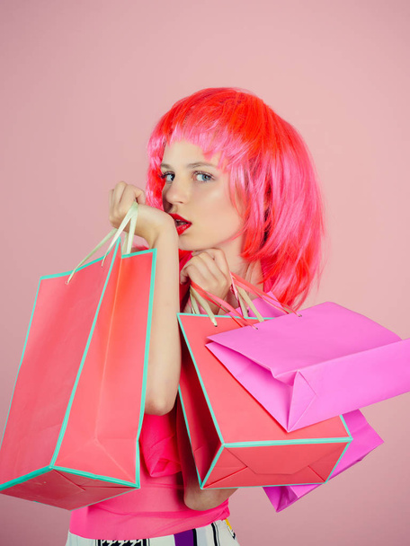 Fashion shopper posing on pink background - Foto, afbeelding