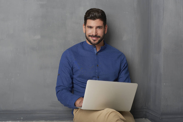 Young man with laptop   - Φωτογραφία, εικόνα