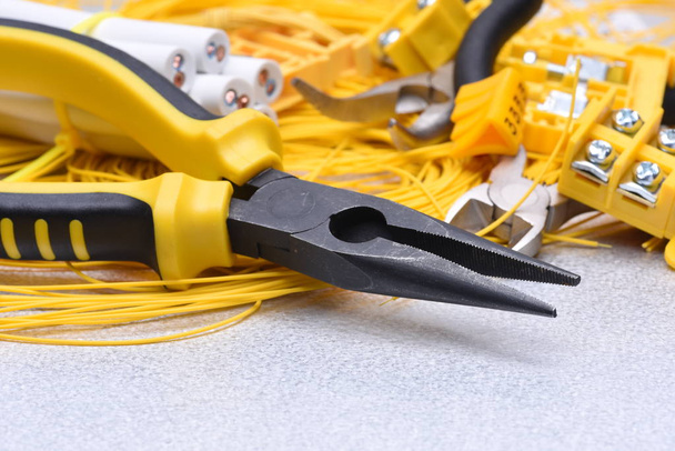 Werkzeuge und Kabel für die elektrische Hausinstallation - Foto, Bild