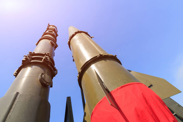 Ρουκέτες των πυραύλων πολύπλοκες Ισκαντέρ κατευθύνονται προς τα πάνω σε φόντο μπλε του ουρανού - Φωτογραφία, εικόνα