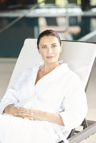 woman relaxing at the spa - Foto, Bild