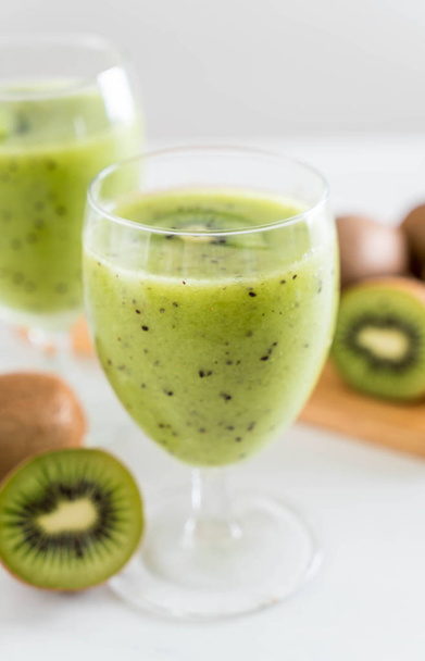 Healthy fresh kiwi smoothie in glass - Φωτογραφία, εικόνα