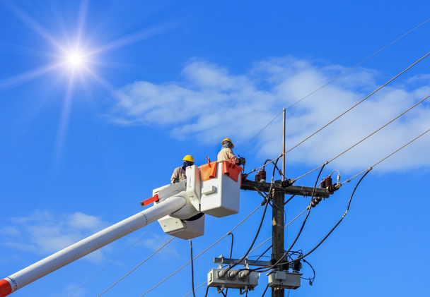 Electricistas reparando alambre de la línea eléctrica con cubo plataforma de elevación hidráulica
  - Foto, Imagen
