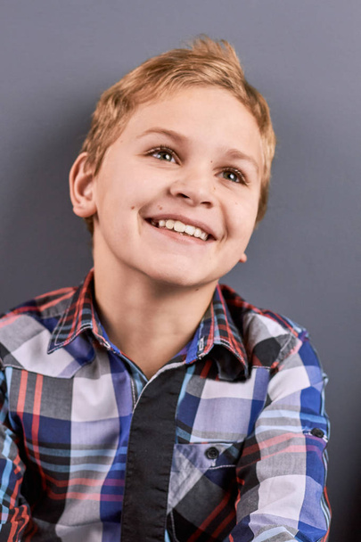 портрет усміхненого маленького хлопчика
. - Фото, зображення