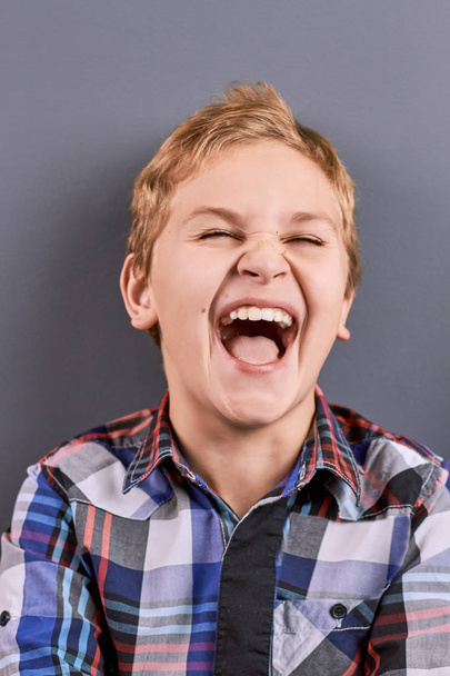 Portret van lachen jongetje. - Foto, afbeelding