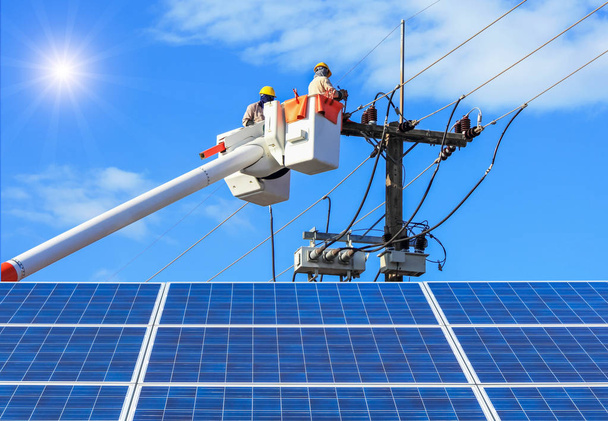 Electricistas reparando alambre de la línea eléctrica en cubo plataforma de elevación hidráulica con fotovoltaica en central solar
  - Foto, imagen