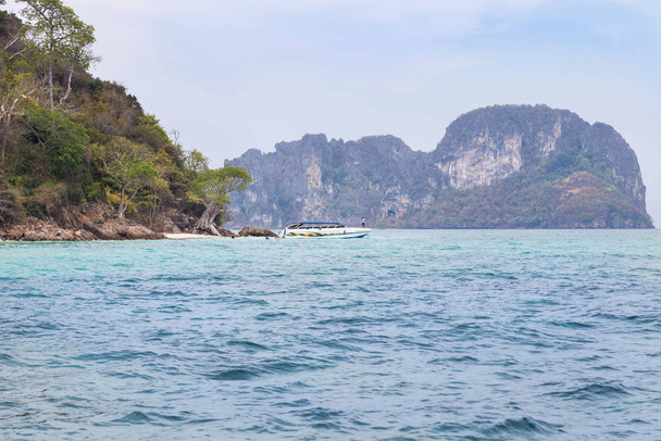 bateau touristique amarré dans la mer tropicale andaman
  - Photo, image