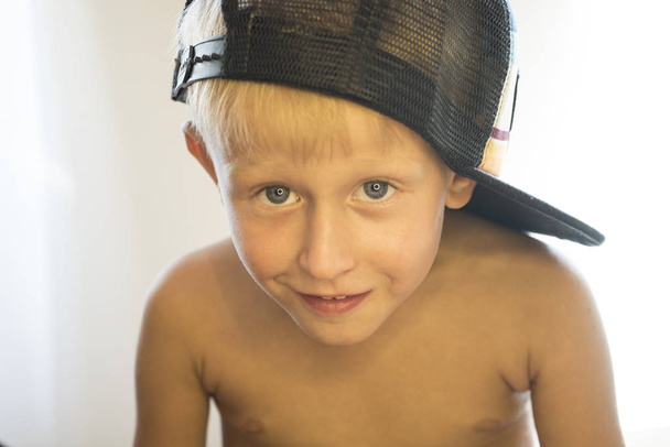 Portret van een naakt jongetje in een cap.  - Foto, afbeelding