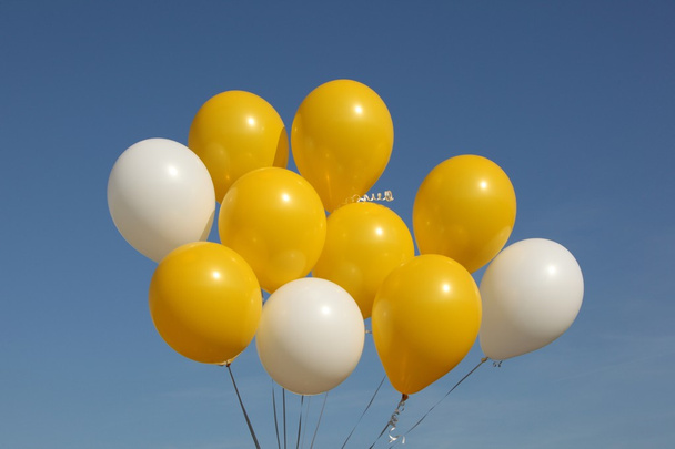 Sheaf balloons against the cloudy blue sky - Foto, imagen
