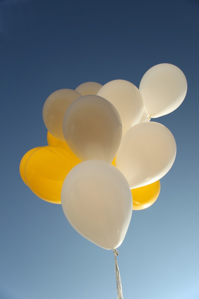 Sheaf balloons against the cloudy blue sky - Foto, imagen