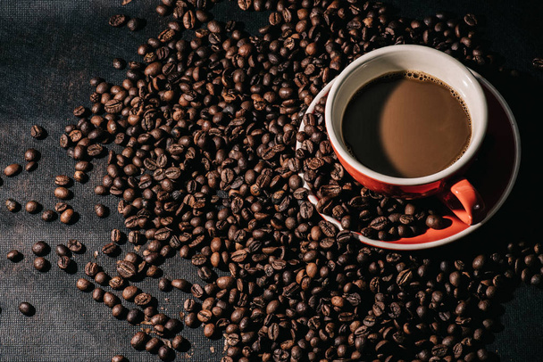  café en taza roja y granos de café son el fondo
. - Foto, imagen