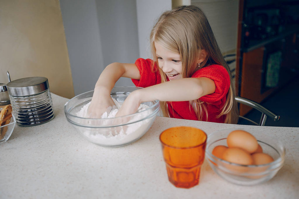 Girl in the kitchen - Foto, Bild