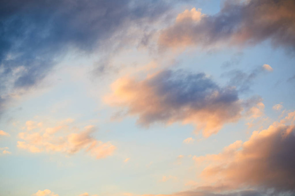 de pluizige wolken bereik op blauwe hemel - Foto, afbeelding