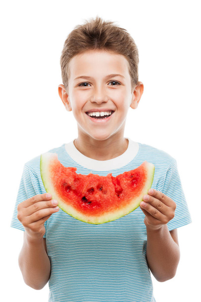 Handsome smiling child boy holding red watermelon fruit slice - Foto, afbeelding