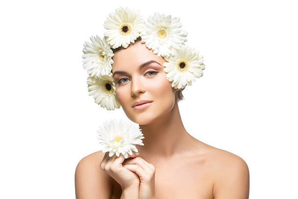 menina bonita com flores brancas na cabeça
 - Foto, Imagem