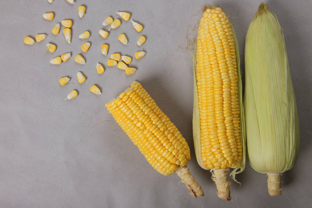 Fresh corn on cobs on texture background, closeup, top view - Foto, imagen