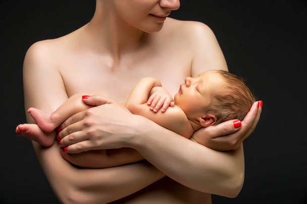 Vrouw met pasgeboren kind - Foto, afbeelding