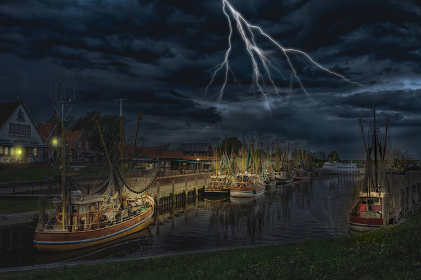 Το λιμάνι Greetsiel το βράδυ κατά τη διάρκεια καταιγίδας - Φωτογραφία, εικόνα