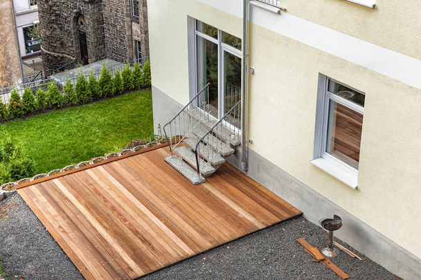 Construído novo terraço de madeira
 - Foto, Imagem