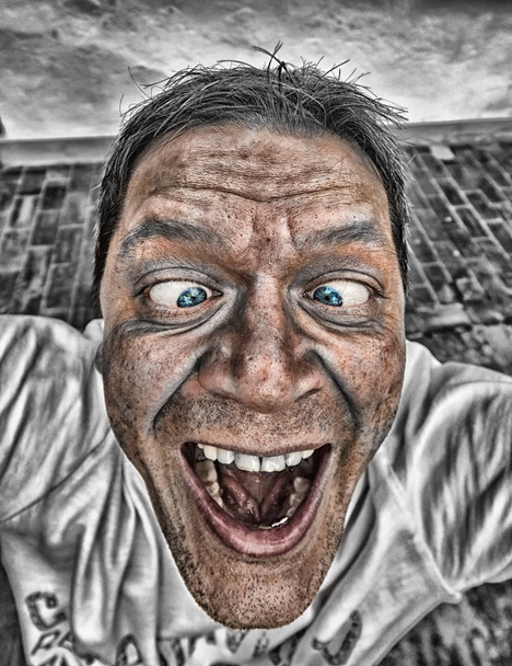 lähikuva miehestä, jolla on hullu koominen naama
 - Valokuva, kuva