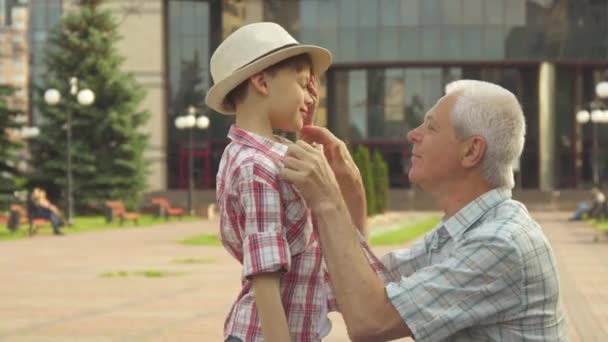 Старший чоловік обіймає свого онука
 - Кадри, відео