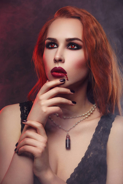 jonge vampier vrouw - Foto, afbeelding