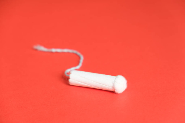 Menstruációs tampon egy piros háttér - Fotó, kép