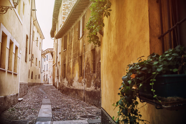 Typical Italian street in a small provincial town - Foto, Bild