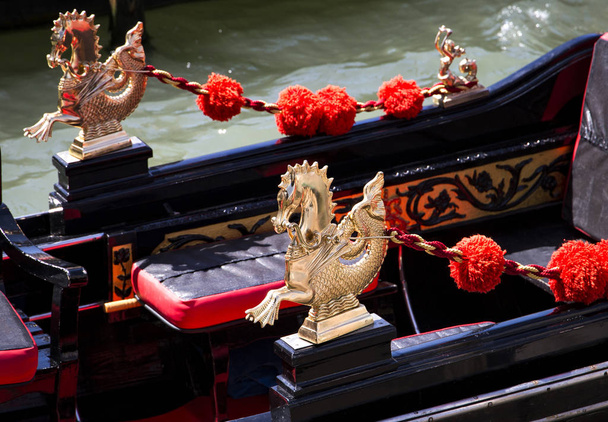 Close up della decorazione della gondola a Venezia
  - Foto, immagini