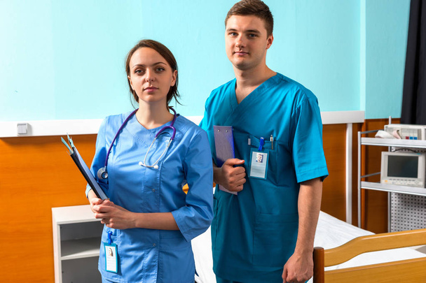 Portrait de médecin masculin et féminin en uniforme avec phonendoscope
 - Photo, image